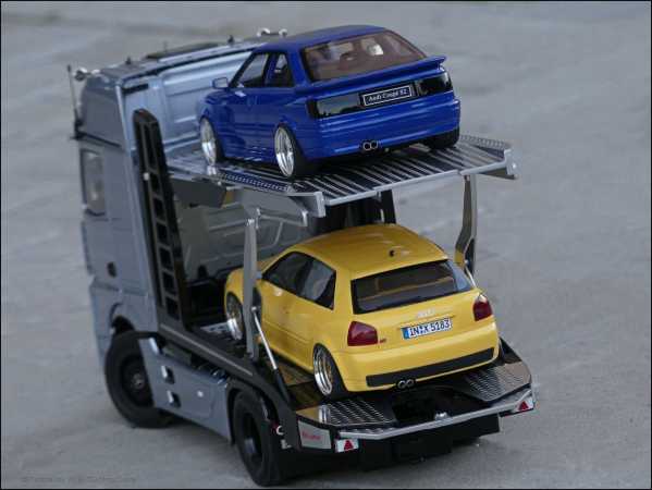 1:18 MB Actros Autotransporter + Lichtfunktion + Glas Wandvitrine